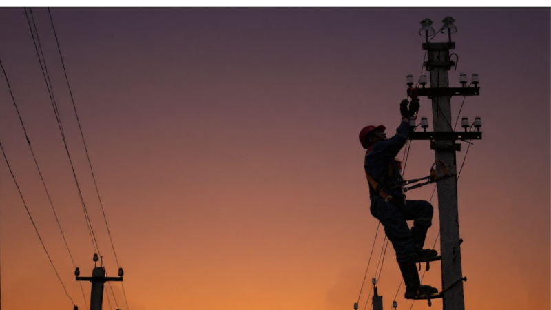 Организация безопасного подъёма и спуска на деревянные и бетонные опоры