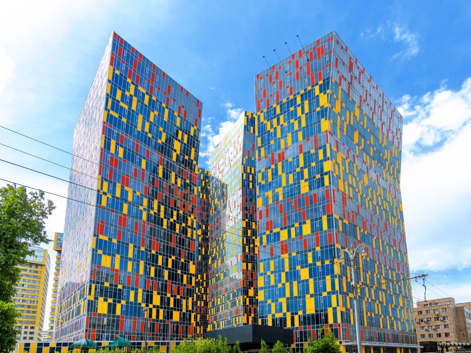 SKY HOUSE — жилой комплекс, открывающий новую главу в своей истории. Башни, узнаваемые в облике центра Москвы, современного мегаполиса. SKY HOUSE — жилой комплекс, открывающий новую главу в своей истории. Башни, узнаваемые в облике центра Москвы, современного мегаполиса.