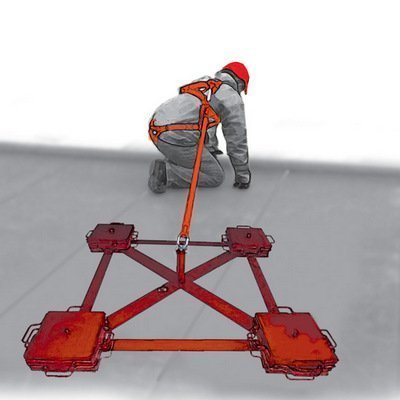 Анкерный пост с противовесом «ПАУК» — это сборно-разборная анкерная система страховки, обеспечивающая защиту от падения с высоты находящихся на плоском монтажном горизонте или плоской крыше одного или двух работников.