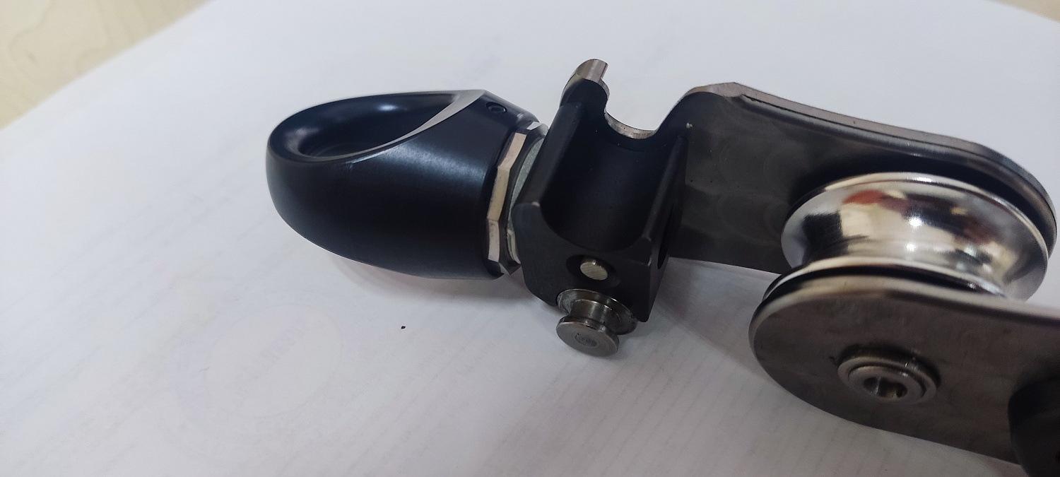 Блок-ролик с вертлюгом Twist | Ice-Rock