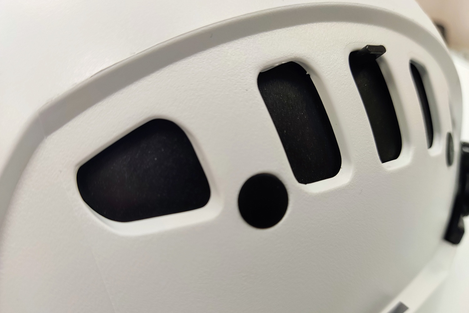 Каска защитная с вентиляционными отверстиями | Ice-Rock