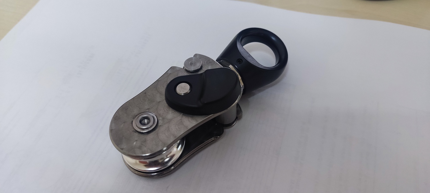 Блок-ролик с вертлюгом Twist | Ice-Rock