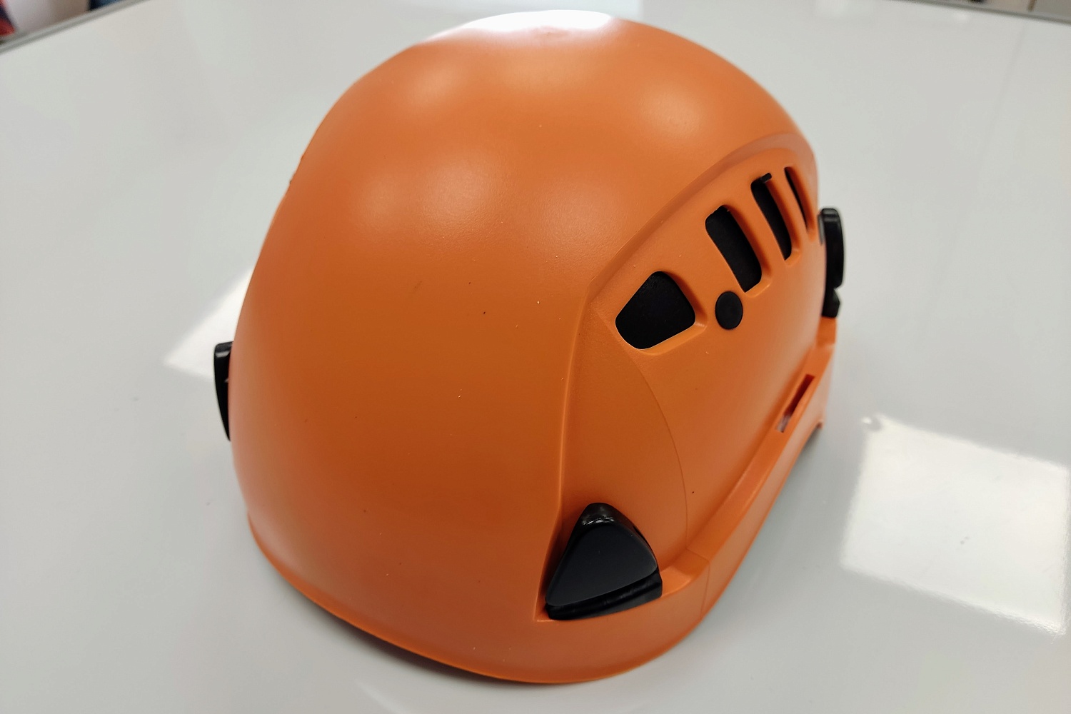 Каска защитная с вентиляционными отверстиями | Ice-Rock